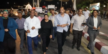 محافظ سوهاج يتفقد مشروعات تطوير الممشى السياحي والميادين العامة ليلا 1 - جريدة المساء