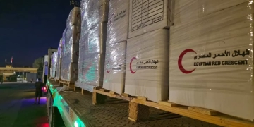 الهلال الأحمر المصرى يدخل مساعداته لأهل غزة