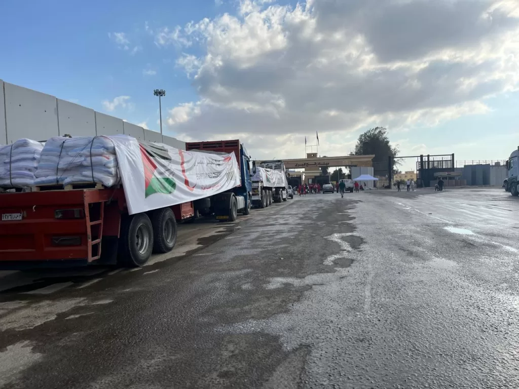 الهلال الأحمر يرسل القافلة الـ18 محمّلة بـ85 ألف سلة غذائية لأهالي غزة 19 - جريدة المساء