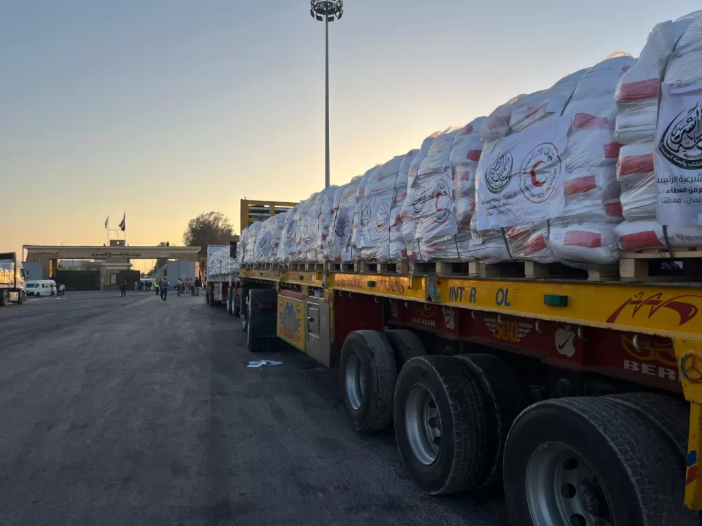 الهلال الأحمر يُدخل 3500 طن مساعدات إنسانية لغزة.. عبر 180 شاحنة ضمن "زاد العزة" الـ 21 21 - جريدة المساء