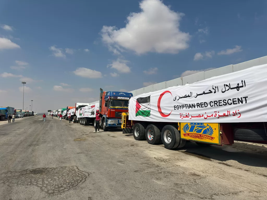 الهلال الأحمر يمد غزة بـ 4400 طن مساعدات إنسانية عبر 180 شاحنة ضمن "زاد العزة" الـ20 31 - جريدة المساء