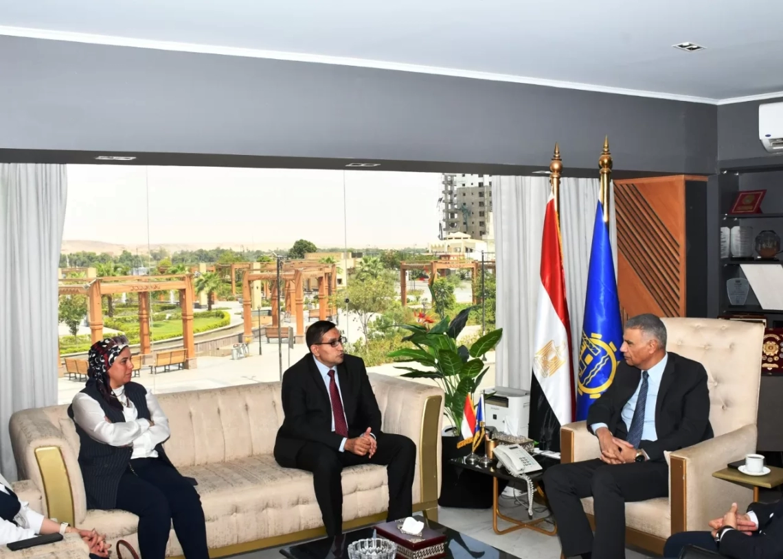 محافظ أسوان يشهد مراسم توقيع بروتوكول التعاون بين المحافظة والمعهد القومى للاتصالات لتأهيل الشباب والعاملين بالجهاز الإدارى على التسويق بمواقع التواصل الإجتماعى 19 - جريدة المساء