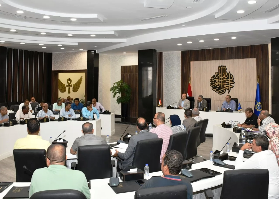 محافظ أسوان يوجه بتطبيق مبادرة خفض الأسعار وإقامة معارض "أهلاً مدارس" 19 - جريدة المساء