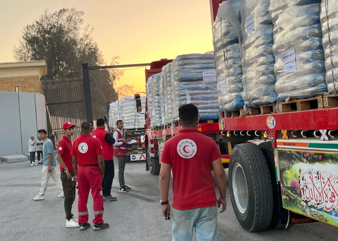 دخول أكثر من 3700 طن من المساعدات العاجلة الجديدة إلى غزة 18 - جريدة المساء قوافل الهلال الأحمر المصرى إلى غزة