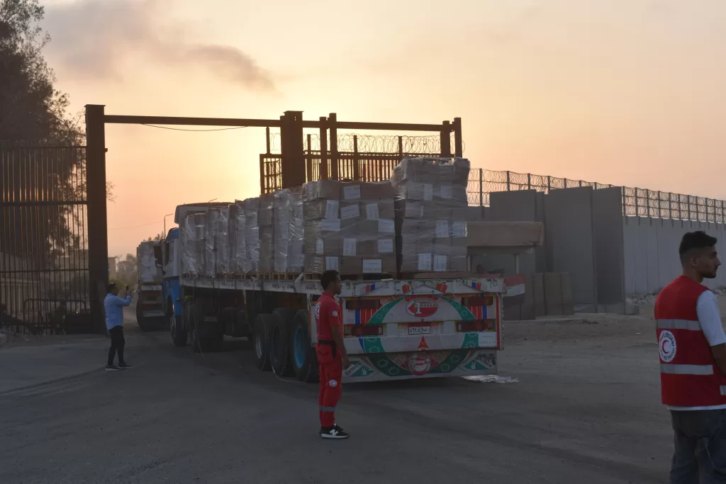 الهلال الأحمر يرسل القافلة الـ 15 لغزة محملة بـ 220 شاحنة إغاثة 19 - جريدة المساء
