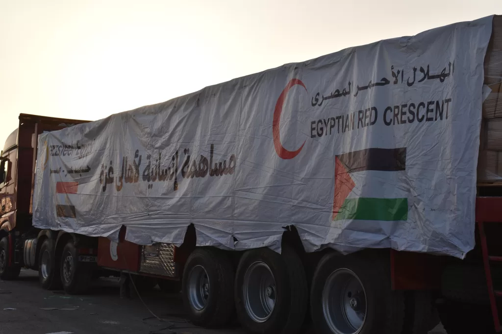 الهلال الأحمر يرسل القافلة الـ 15 لغزة محملة بـ 220 شاحنة إغاثة 21 - جريدة المساء