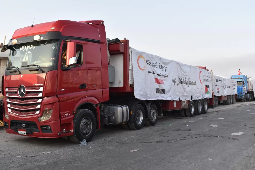 الهلال الأحمر يرسل القافلة الـ 15 لغزة محملة بـ 220 شاحنة إغاثة 23 - جريدة المساء