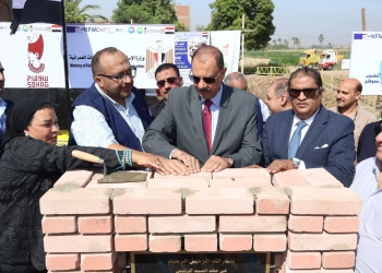 محافظ سوهاج يضع حجر أساس مشروع صرف صحي بأولاد عزاز والمنياوي بـ378 مليون جنيه 27 - جريدة المساء