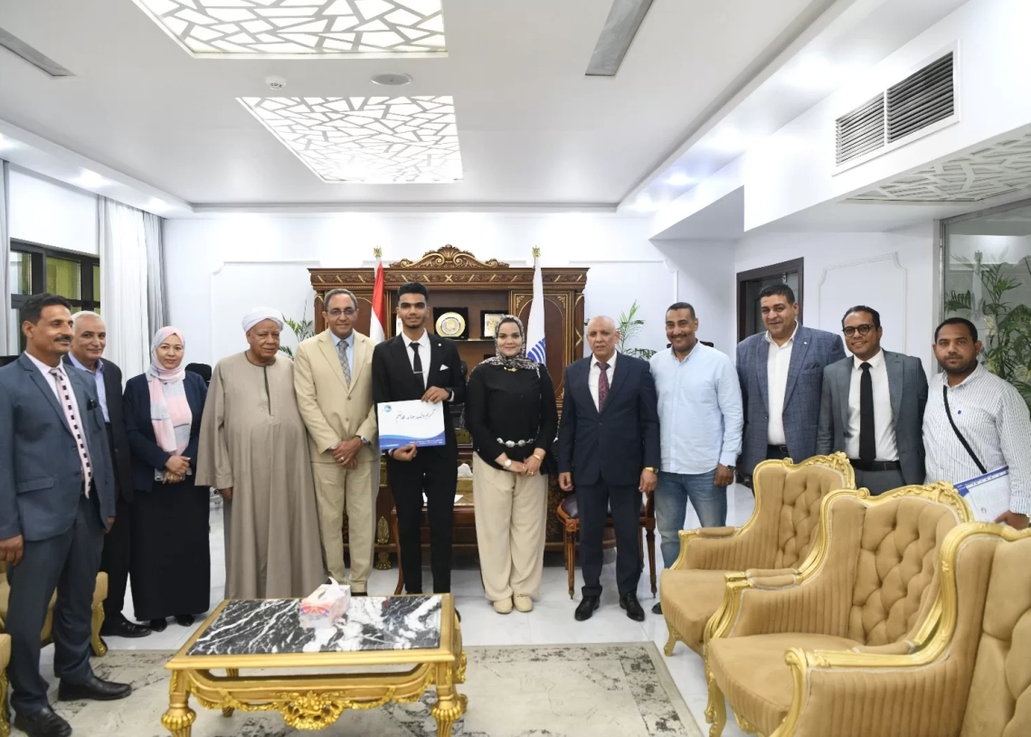 محافظ قنا يسلم عقود عمل لأوائل خريجي مدرسة مياه الشرب والصرف الصحي 18 - جريدة المساء محافظ قنا يسلم عقود عمل لأوائل خريجي مدرسة مياه الشرب والصرف الصحي 17 - جريدة المساء