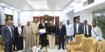 محافظ قنا يسلم عقود عمل لأوائل خريجي مدرسة مياه الشرب والصرف الصحي 2 - جريدة المساء محافظ قنا يسلم عقود عمل لأوائل خريجي مدرسة مياه الشرب والصرف الصحي 1 - جريدة المساء