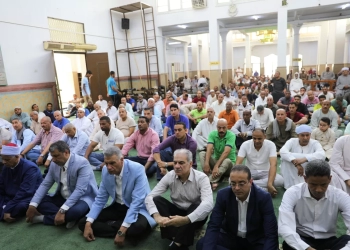 محافظ أسوان يؤدى صلاة الجمعة بمسجد النصر.. ويؤكد على الإستماع للمطالب والإحتياجات الجماهيرية لتلبيتها ووضع الحلول الفورية والعاجلة لها 23 - جريدة المساء