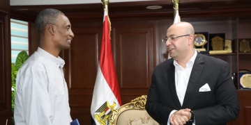 محافظ بني سويف يُكرّم عامل المزلقان خاطر بحياته لإنقاذ شاب 2 - جريدة المساء محافظ بني سويف يُكرّم عامل المزلقان خاطر بحياته لإنقاذ شاب 1 - جريدة المساء