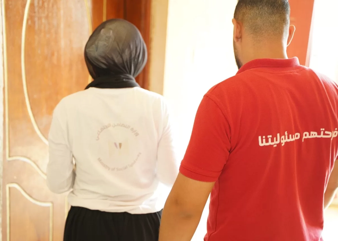 وزارة التضامن توزع ملابس وحقائب مدرسية على الأسر في المناطق المطورة 16 - جريدة المساء