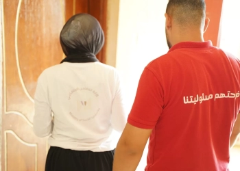 وزارة التضامن توزع ملابس وحقائب مدرسية على الأسر في المناطق المطورة 19 - جريدة المساء