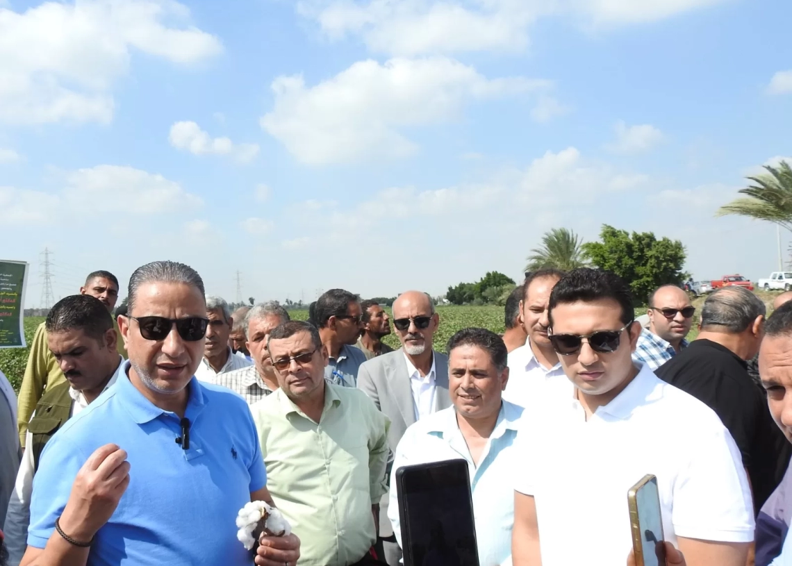 محافظ الفيوم يفتتح موسم جني القطن بأحد حقول قرية رحمي 17 - جريدة المساء