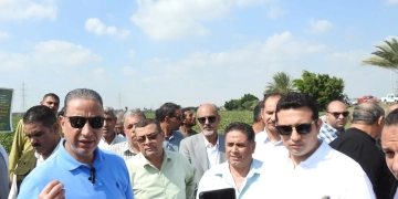 محافظ الفيوم يفتتح موسم جني القطن بأحد حقول قرية رحمي 1 - جريدة المساء
