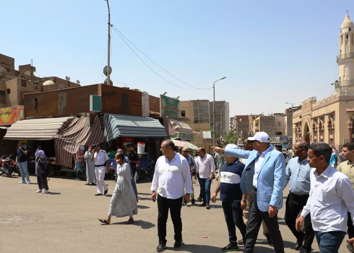 فى جولة مفاجئة بالشوارع والأسواق..محافظ أسوان يوجه بفرض غرامات رادعة تصل إلى 50 ألف جنيه للمخالفين 18 - جريدة المساء