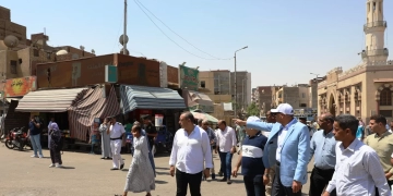فى جولة مفاجئة بالشوارع والأسواق..محافظ أسوان يوجه بفرض غرامات رادعة تصل إلى 50 ألف جنيه للمخالفين 1 - جريدة المساء