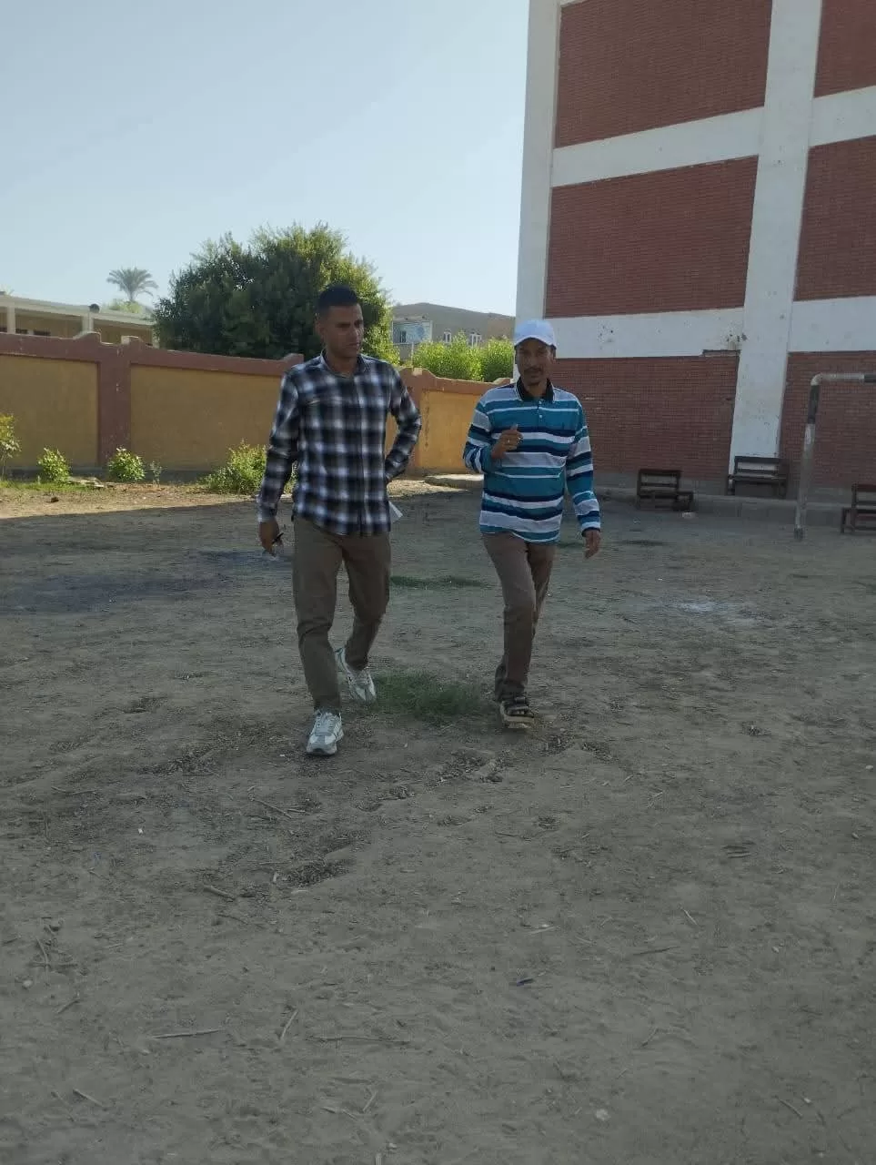 زيارة مفاجئة من مدير المتابعة لمدارس قرية العليقات بقوص استعداداً للعام الدراسي الجديد 37 - جريدة المساء