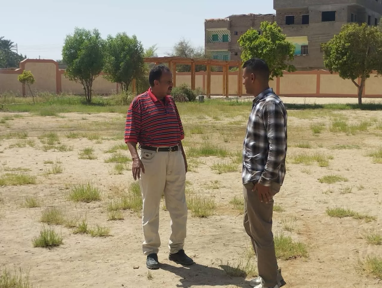 زيارة مفاجئة من مدير المتابعة لمدارس قرية العليقات بقوص استعداداً للعام الدراسي الجديد 43 - جريدة المساء