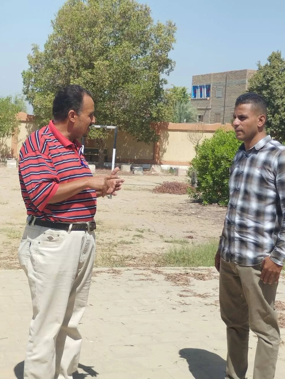 زيارة مفاجئة من مدير المتابعة لمدارس قرية العليقات بقوص استعداداً للعام الدراسي الجديد 45 - جريدة المساء