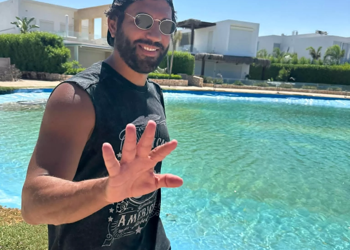 حسن الرداد يتحدث باللغة العربية الفصحى على شاطئ البحر 17 - جريدة المساء