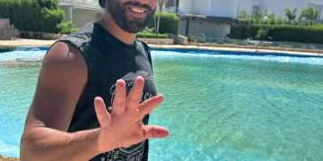 حسن الرداد يتحدث باللغة العربية الفصحى على شاطئ البحر 1 - جريدة المساء