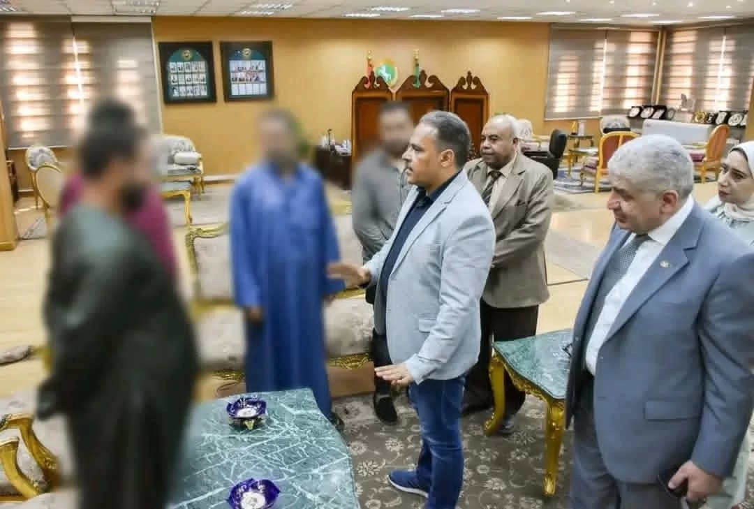 محافظ الشرقية يسلم مساعدات مالية لأسر ضحايا ومصابي حادثي الزقازيق 19 - جريدة المساء