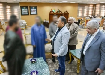 محافظ الشرقية يسلم مساعدات مالية لأسر ضحايا ومصابي حادثي الزقازيق 27 - جريدة المساء