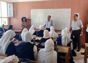 مدير إدارة نقادة التعليمية يتفقد انتظام الدراسة بمدرسة الثانوية الصناعية بنات 17 - جريدة المساء