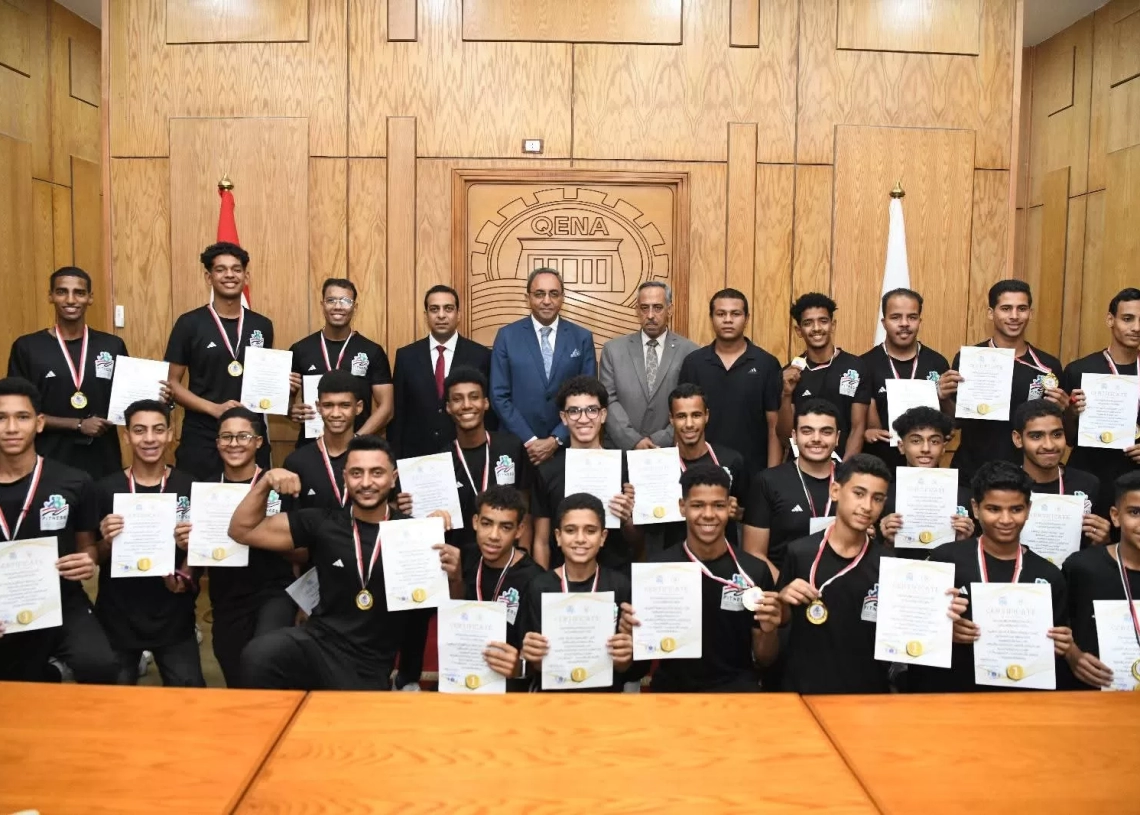 محافظ قنا يكرم أبطال الجمهورية في كرة القدم واللياقة البدنية والفائزين ببرامج الموهوبين 19 - جريدة المساء
