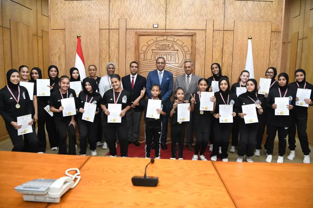 محافظ قنا يكرم أبطال الجمهورية في كرة القدم واللياقة البدنية والفائزين ببرامج الموهوبين 23 - جريدة المساء