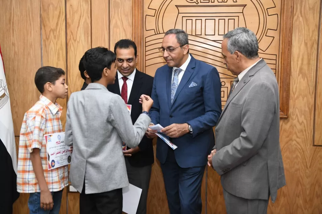 محافظ قنا يكرم أبطال الجمهورية في كرة القدم واللياقة البدنية والفائزين ببرامج الموهوبين 37 - جريدة المساء