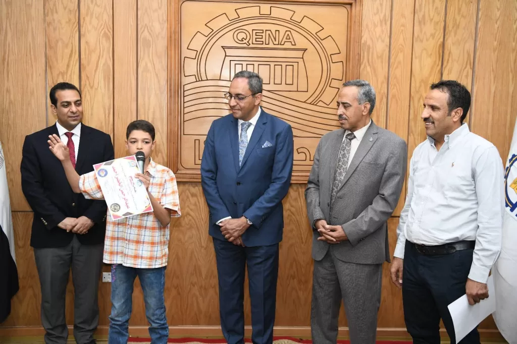 محافظ قنا يكرم أبطال الجمهورية في كرة القدم واللياقة البدنية والفائزين ببرامج الموهوبين 35 - جريدة المساء