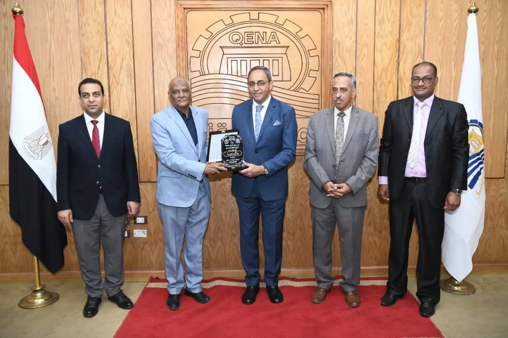 محافظ قنا يكرم أبطال الجمهورية في كرة القدم واللياقة البدنية والفائزين ببرامج الموهوبين 33 - جريدة المساء