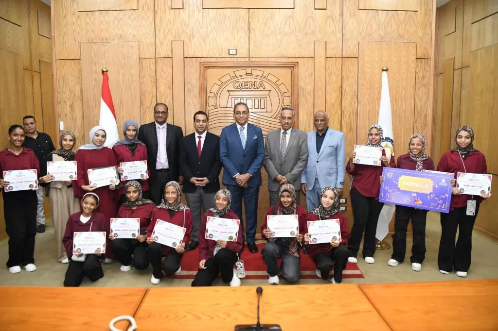 محافظ قنا يكرم أبطال الجمهورية في كرة القدم واللياقة البدنية والفائزين ببرامج الموهوبين 31 - جريدة المساء