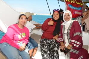 رحلات ترفيهية بحرية علي اليخت "لفريق كورال ذوي الهمم" لمؤسسة اللؤلؤة بمطروح 27 - جريدة المساء