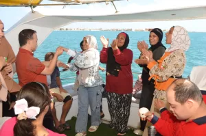 رحلات ترفيهية بحرية علي اليخت "لفريق كورال ذوي الهمم" لمؤسسة اللؤلؤة بمطروح 21 - جريدة المساء