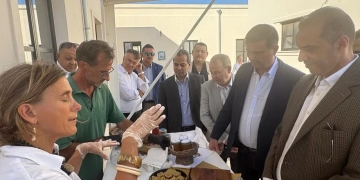 وزيرا الزراعة والشؤون النيابية يتفقدان أحد النماذج التعاونية المنتجة بجنوب ايطاليا 1 - جريدة المساء