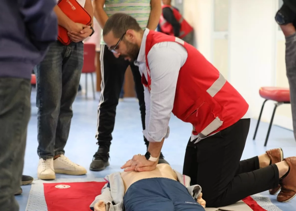 الهلال الأحمر يجرى تدريب عن الإسعافات الأولية