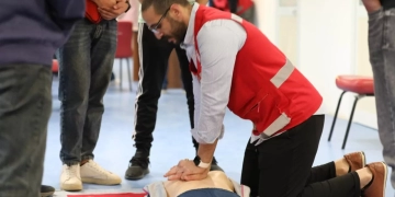 الهلال الأحمر يجرى تدريب عن الإسعافات الأولية