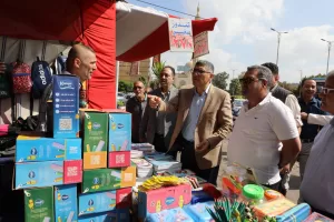 بتخفيضات 25%.. محافظ الجيزة يتفقد التشغيل التجريبي لمعارض “أهلاً مدارس” بالعجوزة والدقي وجنوب 32 - جريدة المساء