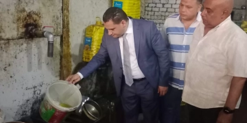 محافظة الجيزة تغلق منشأة غير مرخّصة لإعادة تعبئة الزيوت بالكوم الأحمر 2 - جريدة المساء محافظة الجيزة تغلق منشأة غير مرخّصة لإعادة تعبئة الزيوت بالكوم الأحمر 1 - جريدة المساء