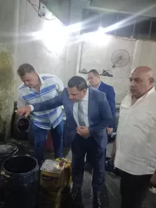 محافظة الجيزة تغلق منشأة غير مرخّصة لإعادة تعبئة الزيوت بالكوم الأحمر 27 - جريدة المساء محافظة الجيزة تغلق منشأة غير مرخّصة لإعادة تعبئة الزيوت بالكوم الأحمر 26 - جريدة المساء