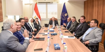 رئيس هيئة الدواء بحث مع شركتي "هيلث فلو" و"فيكسد مصر" آليات تنفيذ مشروع الروشتة الرقمية لدعم الخدمات الصحية 1 - جريدة المساء