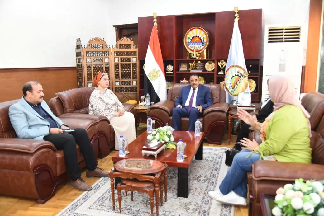 رئيس الإدارة المركزية لمكافحه التسرب التعليمي بوزارة التربية والتعليم تلتقي محافظ مطروح 17 - جريدة المساء