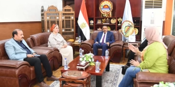 رئيس الإدارة المركزية لمكافحه التسرب التعليمي بوزارة التربية والتعليم تلتقي محافظ مطروح 1 - جريدة المساء