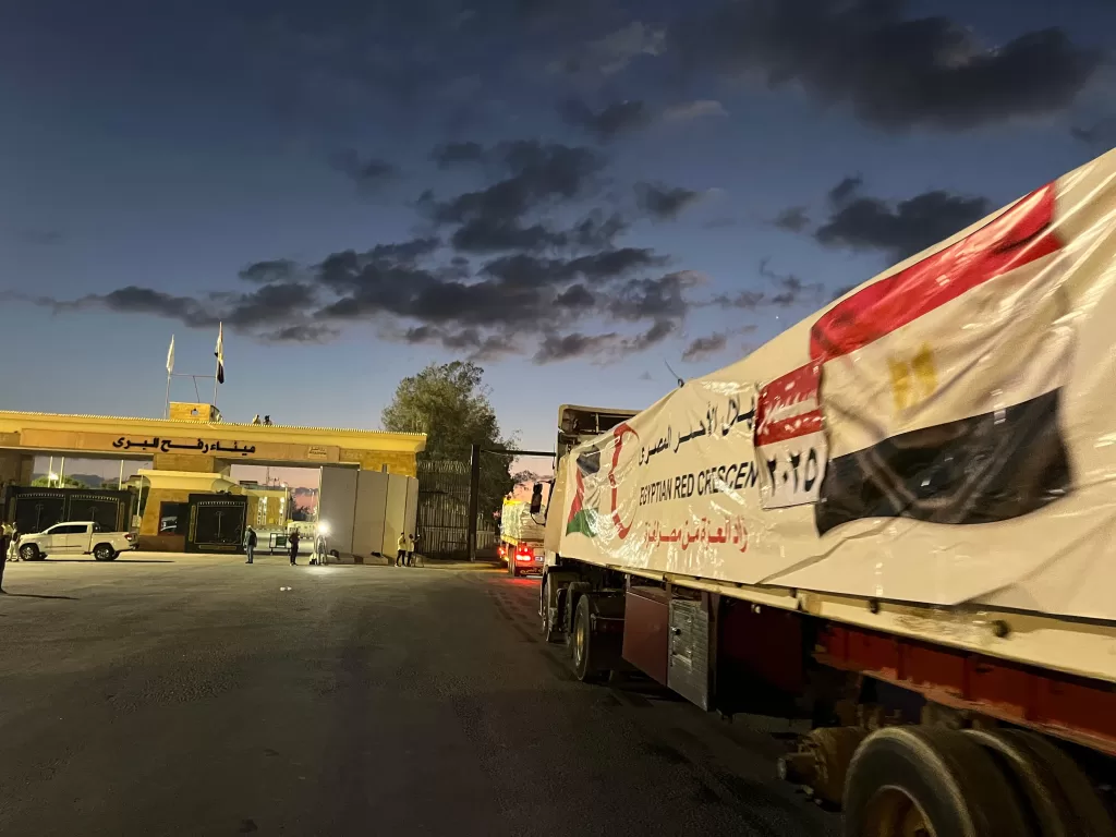 الهلال الأحمر يدفع بـ 2500 طن مواد غذائية وطبية عبر كرم أبو سالم إلى غزة  1 - جريدة المساء