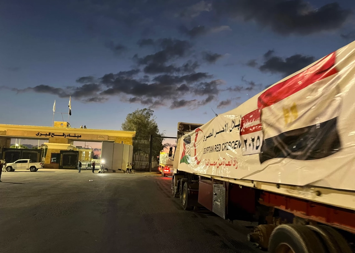 الهلال الأحمر المصرى يدفع بالمساعدات لأهل غزة