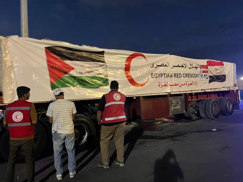 الهلال الأحمر يدفع بـ 2500 طن مواد غذائية وطبية عبر كرم أبو سالم إلى غزة  7 - جريدة المساء